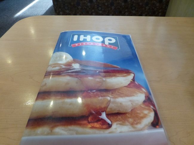 到着したのはIHOP。<br /><br />お隣に座った男性が親切な方で、帰りのバス停も教えてもらいました。