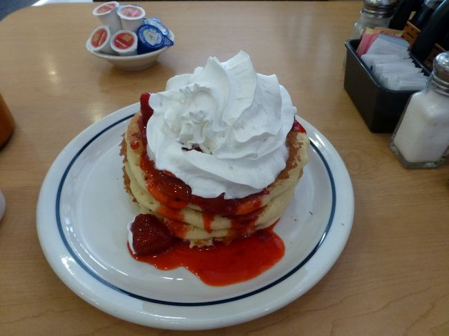 夕食ですが、甘い物が食べたくてNYチーズパンケーキ　7.99ドル。<br /><br />ラスベガスで、甘い物を食べるときはストロベリーの酸味が合うとインプットされているので、ストロベリーソースのこちらにしました。<br /><br />実はラスベガスのマッカラン空港のチェックインの時に手荷物料金のトラブルがあり、そのストレスから甘い物が食べたくなったんですよね〜。<br /><br />ホイップクリームたっぷりですが、甘くないのであっさり食べられます。