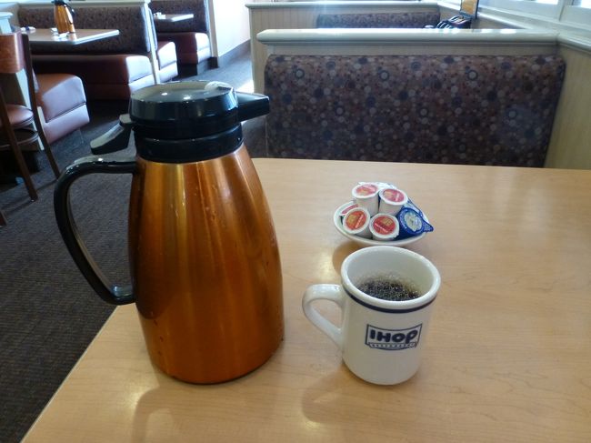 コーヒーはポットでサービス。<br /><br />コーヒー　2.29ドル<br /><br />アメリカのレストランはどこもコーヒー飲み放題で良いなぁ。<br />日本もファミレスはコーヒー飲み放題だけど、ファミレスめったに行かないし…。<br /><br />IHOPは無料のwi-fiがあります。<br />ゆっくりネットしながらコーヒー飲んでご馳走様でした！