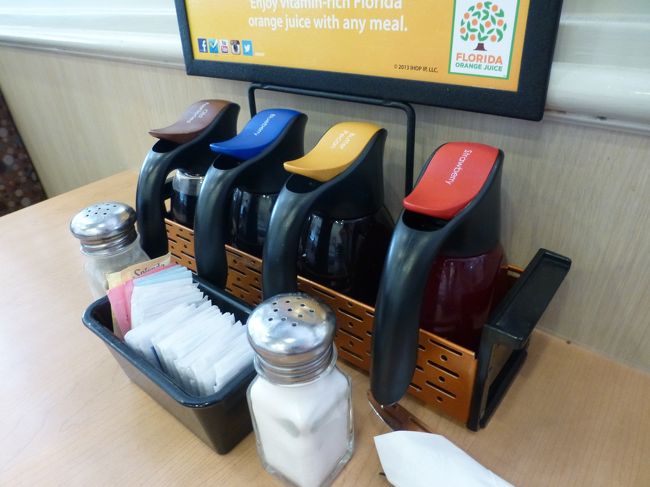 テーブルにはオリジナルのシロップが4種類。<br /><br />手前からストロベリー、バターピーカン、ブルーベリー、オールドファッション。<br /><br />全部試しましたが、オールドファッションが一番好みでした！