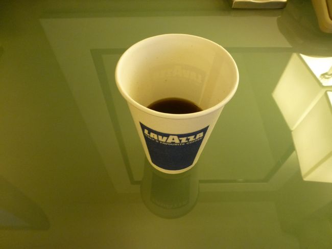 おはようございます。<br /><br />ロサンゼルス二日目の朝はお部屋のコーヒーからスタート。<br /><br />旅行中は中々熟睡出来ないのですが、この日は良く眠れた〜。<br /><br />予定より30分遅れでお部屋を出ました。<br /><br />お部屋でのwi-fiは12ドル必要ですが、ロビーは無料のwi-fiが使えます。