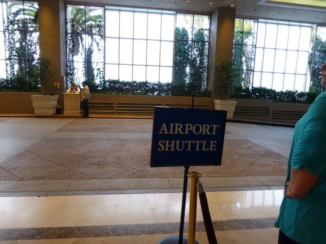 コンセルジュの男性にハリウッドまでの行き方を相談したら、フライアウェイに乗ってユニオン駅から地下鉄が良いとの事なので、シャトルバスで空港に向かいましょう。