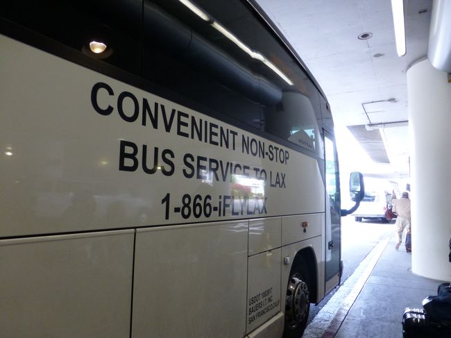 定刻の8時半にバス到着。<br /><br />バスは30分間隔で運行されています。<br /><br />ユニオンステーションまでの料金は7ドル。<br /><br />料金は後払い制で、支払いはクレジットカードのみなので注意してください。