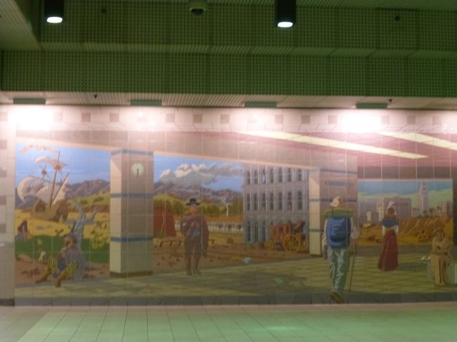 地下鉄の乗り場の壁画。<br /><br />なんだか素敵な絵ですね〜。