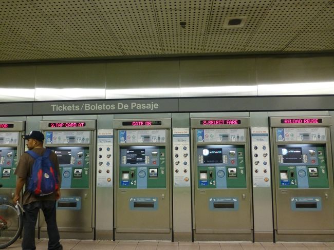 地下鉄の券売機。<br /><br />実は最初自分で挑戦したのですが、良く分からず…。<br /><br />子供連れの男性に聞いたら、親切に教えてくれました。<br /><br />カードを持っていない場合は、カードを購入しないといけないそうです。