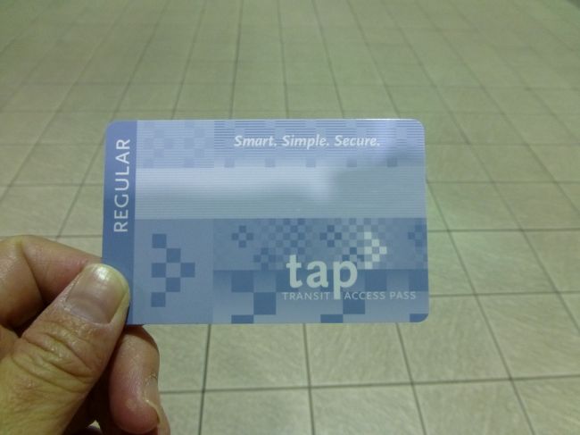 こちらが地下鉄と路線バスの共通カード。<br /><br />一日券5ドルもこのカードにチャージ出来るみたいです。<br />私は５回も乗る予定が無かったので、１回券を購入。<br /><br />１回券　1.5ドル<br /><br />2.5ドル払ったので、カードのデポジットは1ドルかな。<br /><br />地下鉄は暗くてちょっと雰囲気悪いかな〜。<br />慣れてないとちょっと怖いかも。