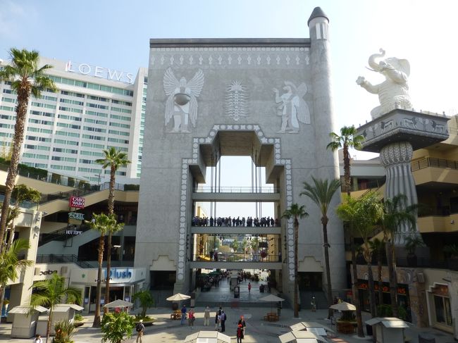 ハリウッドハイランドのショッピングセンター。<br /><br />ここからハリウッドマークが良く見えるポイントがあります。<br /><br />人だかりが出来ているので、すぐに分かりました。