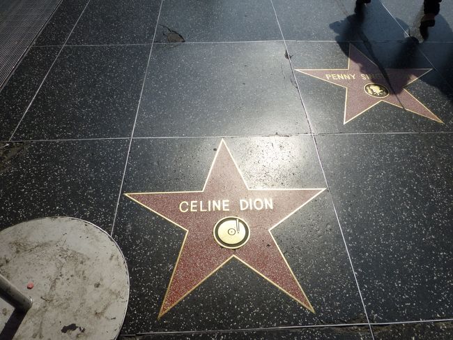 ハリウッドの足元には有名人の星型マーク。<br /><br />セリーヌディオンはすぐに見つかりました。