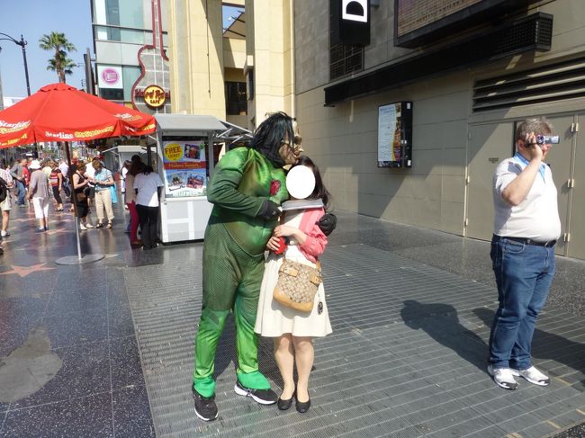 そうこうしていたらエイリアンに捕まった！！<br /><br />「フォトフォト」と中々離してくれない。<br /><br />でも一人なので誰もシャッターを押してくれる人がおらず…さあ逃げようと思ったら、ミッキー登場！<br /><br />まあ、これも旅の記念ってことで＾＾