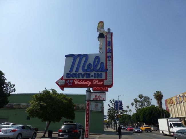 ホテルで飲んだコーヒーだけでお腹が空いたので、朝食を食べに移動しました。<br /><br />ガイドブックに載っていたメルズドライブイン。<br /><br />昔ながらのドライブインです。