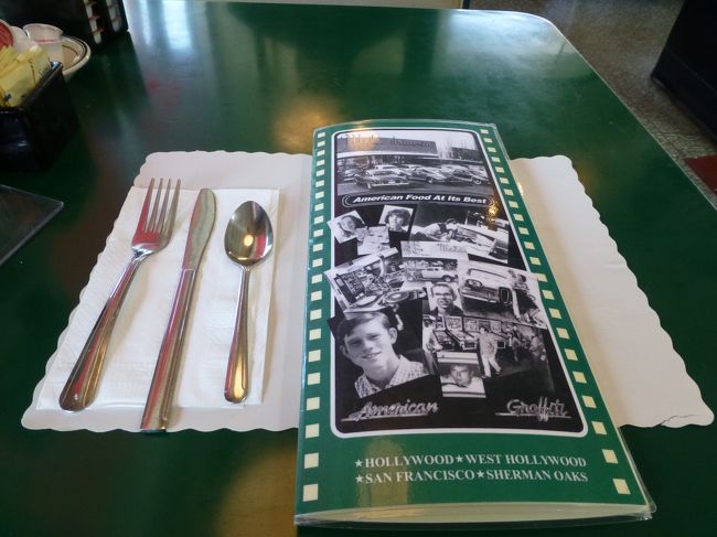 窓側の席を貰ってさあ、何にしようかな〜。<br /><br />こちらでは無料のwi-fiが使えます。<br />パスワードが必要なので、スタッフさんに聞いてください。