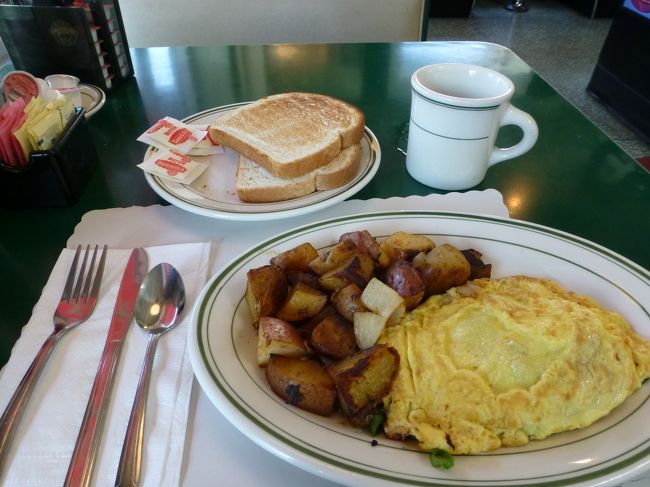 選んだのはマッシュルームたっぷりのオムレツ。<br /><br />卵は3個使用。<br /><br />トーストは3種類から選べます。<br /><br />マッシュルームオムレツ（トースト付き）　9.25ドル<br /><br />コーヒー　2.5ドル<br /><br />トースト脇に付いているバターが優秀なんですよ。<br />上の紙をペロっとはがして、そのままトーストに塗ることが可能。<br />バターナイフ要らずでした。<br /><br />マッシュルームたっぷりのオムレツは薄味なので、マスタードやケチャップを付けて食べます。<br /><br />カリカリに焼けたポテトは美味しかったです。
