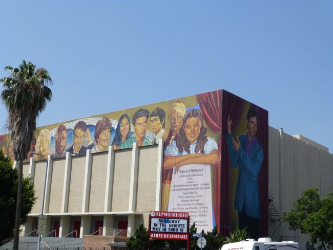 朝食を食べてバス停に向かいます。<br /><br />途中にあったハリウッド高校。<br />ハリウッドにあるだけに外壁も素敵ですね〜。<br /><br />ここから10分程歩きます。