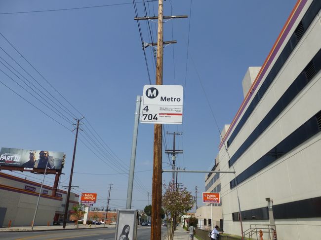 10分歩いてバス停に到着。<br /><br />4番のバスに乗ってロデオドライブに移動します。<br /><br />ロデオドライブの最寄り駅は『カムデン』です。