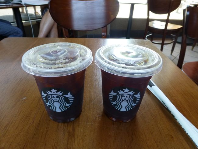 反対側のドライバーさんにカムデンに停まるか聞いたら、反対側のバスではカムデンには停まらないとのこと。<br />ロデオドライブの最寄り駅で降ろしてもらいました。<br /><br />とにかく現在位置を確認しなくてはと近くにあったスタバに入りました。<br /><br />アイスコーヒーをオーダーしたら、なぜか二つ出てきた（笑）<br />まだまだ英会話勉強しなくちゃね。