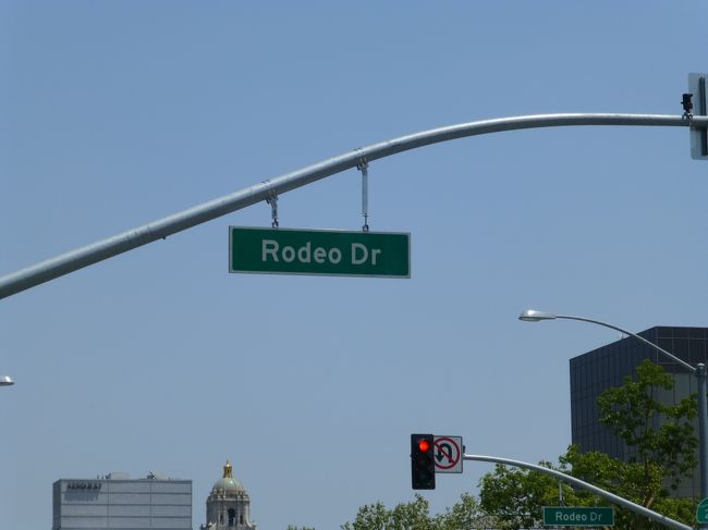 現在位置を確認して、店員さんに聞いたら、「4ブロック先よ〜」とのこと。<br /><br />15分程歩くとロデオドライブの標識がありました〜。