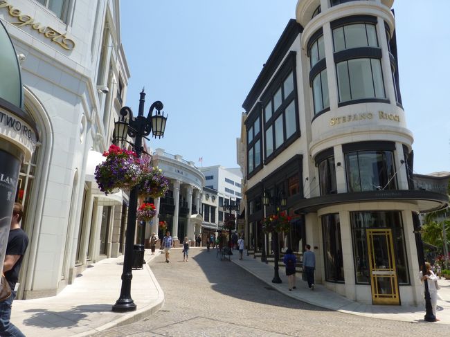 高級ブランドの店が立ち並ぶロデオ・ドライブと、ウィルシャー通りにある トゥー・ロデオ。<br />ヨーロッパの街並みを再現していてとてもお洒落な一画。