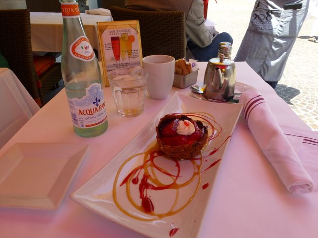 メニューを選んでいたら、実物を持ってきてくれたので、苺のタルトにしました。<br /><br />苺タルト　10ドル<br /><br />ミントティ　4.95ドル<br /><br />お水　6ドル<br /><br />デザートだけで26.39ドルでした〜。<br />さすが高級店のお値段は高いですね＾＾；