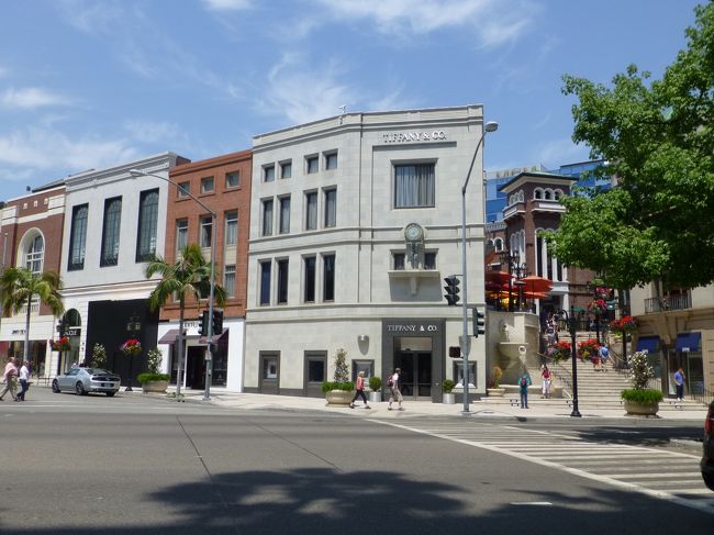 道を渡ってティファニーを一枚。<br /><br />ロデオドライブに来た目的はこのティファニー。<br /><br />せっかくなので、初アメリカ旅行の記念に何か買おうと思って行きましたが、良いなと思ったのはお値段が高く…。<br />結局何も買いませんでした。<br /><br />店内に入っただけでも満足です（笑）<br /><br />ここから720番のバスに乗ってサンタモニカに向かいます。<br /><br />バスは1ドル。<br /><br />今度は間違えないように、海が近づいて来たらドライバーさんに下りるバス停を早目に確認しました。