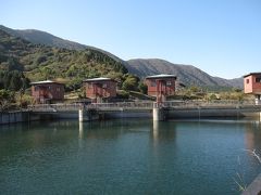現在、芦ノ湖の水利権は静岡県が握っていますが、水門・水道管施設の維持の土木工事許認可権は神奈川県が握っています。

このため渇水などの非常時には神奈川県も芦ノ湖の水を利用できるようになっています。
 
写真は芦ノ湖側から見た「湖尻水門」です。
