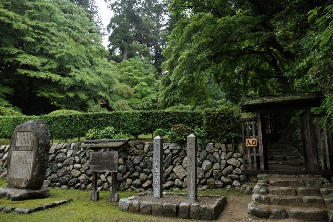 ▼吉水園　HPより<br /><br />　吉水園は江戸時代中期に作られた美しい庭園です。<br />　入口に鈴木三重吉の「山彦」文学碑があります。