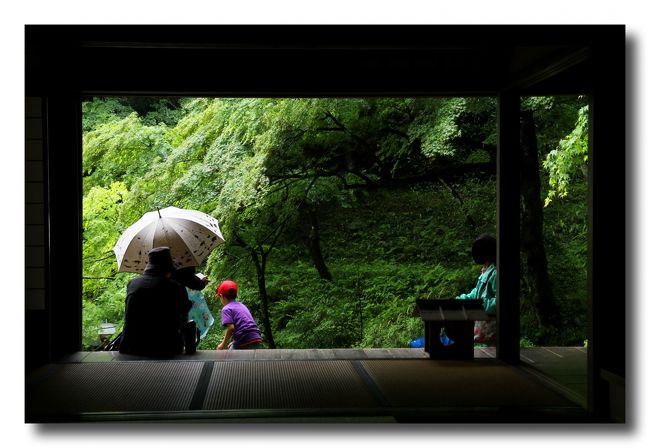 ▼吉水園　吉水亭　HPより<br /><br />　吉水園は、廻遊式の庭園ですが、あきらかに吉水亭からの遠望を意図しており、薬師堂の森を右にして、前方はるかに太田川と山並みを見渡す中二階(高間)からの眺望(借景)は、本園観賞のポイントとなっています。<br />