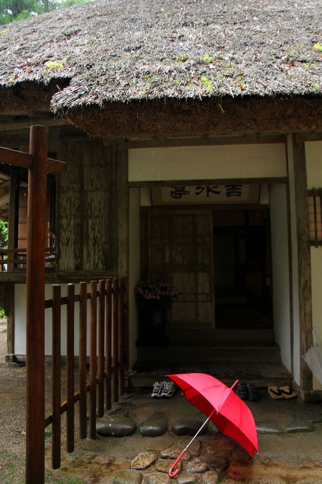 ▼吉水園　吉水亭<br /><br />　数寄屋風(すきやふう)、萱葺(かやぶき)の平屋。