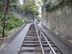 神社の隣は急な坂。