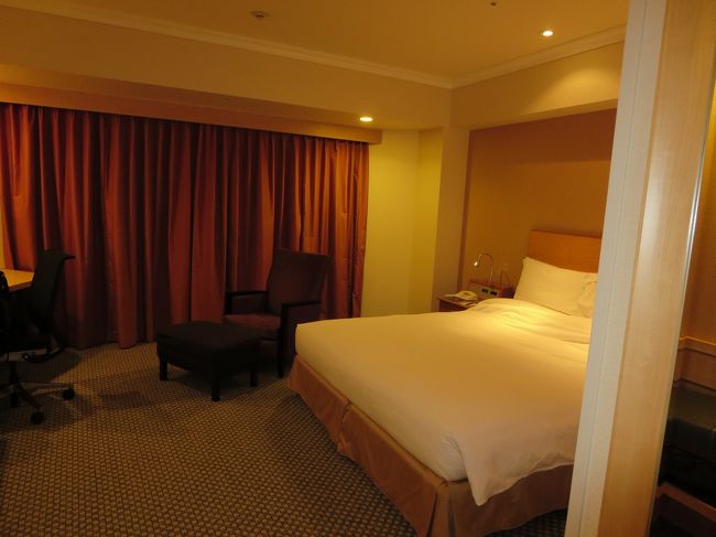 今回のツアーは11泊13日、朝食11回、昼食8回、夕食6回で半日自由行動2回というものであった。<br /><br />行く前にいろいろ検討したが、ドレスデン城の緑の丸天井とベルリンフィルと連邦議会議事堂の中央ドーム見学の3つを日本出発前に予約した。<br /><br />市内観光等が終わり、自由行動になる場所と時間がわからないので予約もきつきつには取れない。<br /><br />5月初め最終日程表と荷物タグ・バッチが来た。この時点ではローテンブルグのホテルが未定であったが、ＧＷ明けには決定した。<br />パンフレットと変わったのはミュンヘン泊がマリティムからマリオットに、ドレスデン泊がマリティムからヒルトンに変更になっていた。<br /><br />出発3日前ごろ添乗員による挨拶が電話であった。この時初めて添乗員さんの名前（Ｍさん）がわかったのであるが、聞いたときはクォーターか源氏名かと思った。<br /><br />出発当日の集合時間が成田空港７：４５と分かった時点でヒルトン成田を予約した。自宅から当日間に合わない時間ではなかったが列車の遅れ・事故等あると間に合わないぎりぎりの時間であった。<br /><br />写真は前泊のヒルトン成田の部屋。