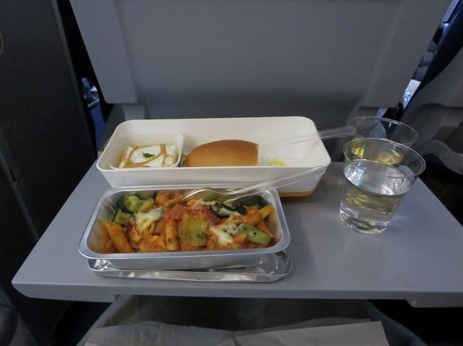 フランクフルト着陸2時間前ごろ出てきた軽食。<br /><br />昼食と軽食の間にパンケーキまたはおにぎりのサービスがありました。