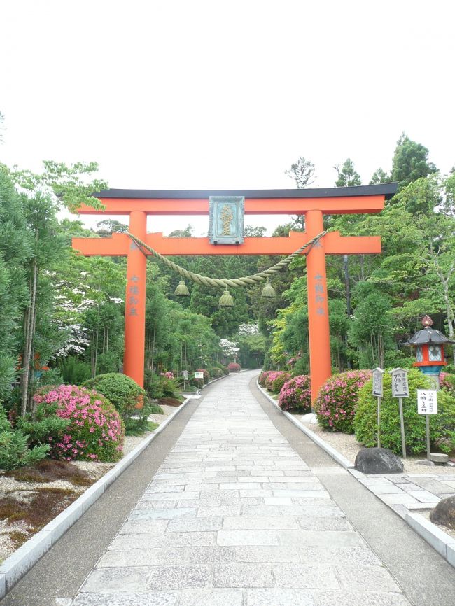 霊山寺（りょうせんじ）に来ました。<br />こちらのお寺は、ばら庭園が有名です。<br />天平8年創建、奈良県奈良市西方の｢富雄｣の里にある霊山寺の縁起は1300余年に遡り、聖武天皇の勅命で、行基菩薩が伽藍を建立したのち、婆羅門僧菩提僊那が来日され、地相がインド霊鷲山に似ていることから霊山寺と名付けられたことに始まります。<br />なぜお寺なのに鳥居があるの?<br />鳥居は神門、つまり結界を表し、内部は浄域となります。仏教では天部の諸神を祀るところに立てられています。霊山寺には弘法大使がお祀りになった辯財天がおられるので鳥居があります。<br />霊山寺のＨＰより　http://www.ryosenji.jp/