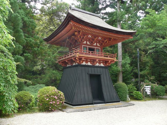 霊山寺<br /><br />鐘楼（重文）です。黒塗板張り腰袴姿です。