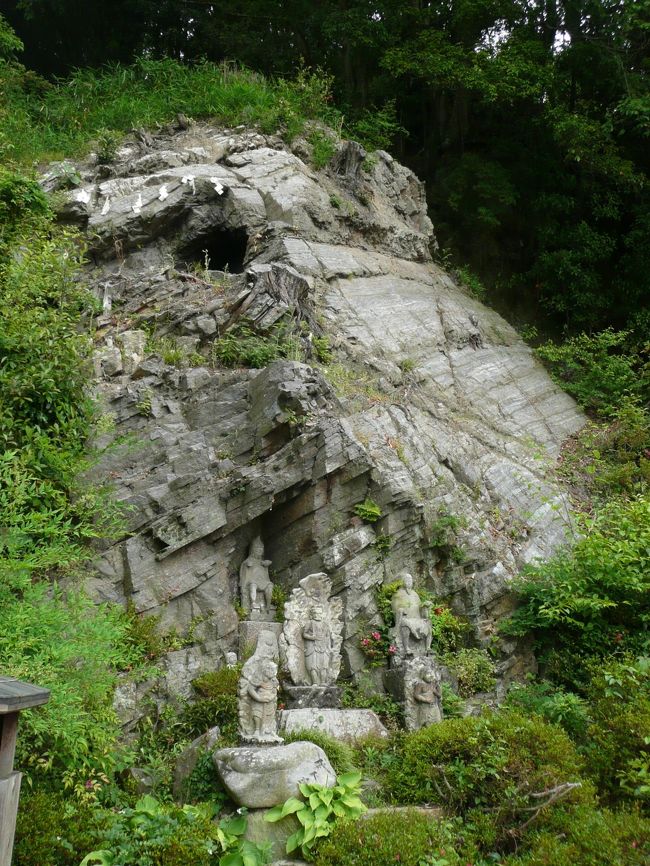 松尾寺<br /><br />神霊石の大岩<br /><br />窟も見られる大岩は修験の山だったことを表します。<br />