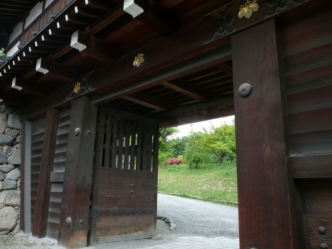 大和郡山城<br /><br />復元された建物です。<br /><br />今日は、少し雨が降ったり、変な天気でした。そうだ、雨女がいっしょでした。<br /><br />梅雨に入ったのに暑いこと！お体に気をつけてください。