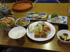 徳之島　2010/4/23

平和の森荘　１泊２食５０００円

夕食
最初、鳥から・刺身・サンマ塩焼きがでてきたときは普通の食事か
と思ったらそこから地物のものがいっぱい。
ノコギリガザミ・竹の子の炒め物・アーサ天