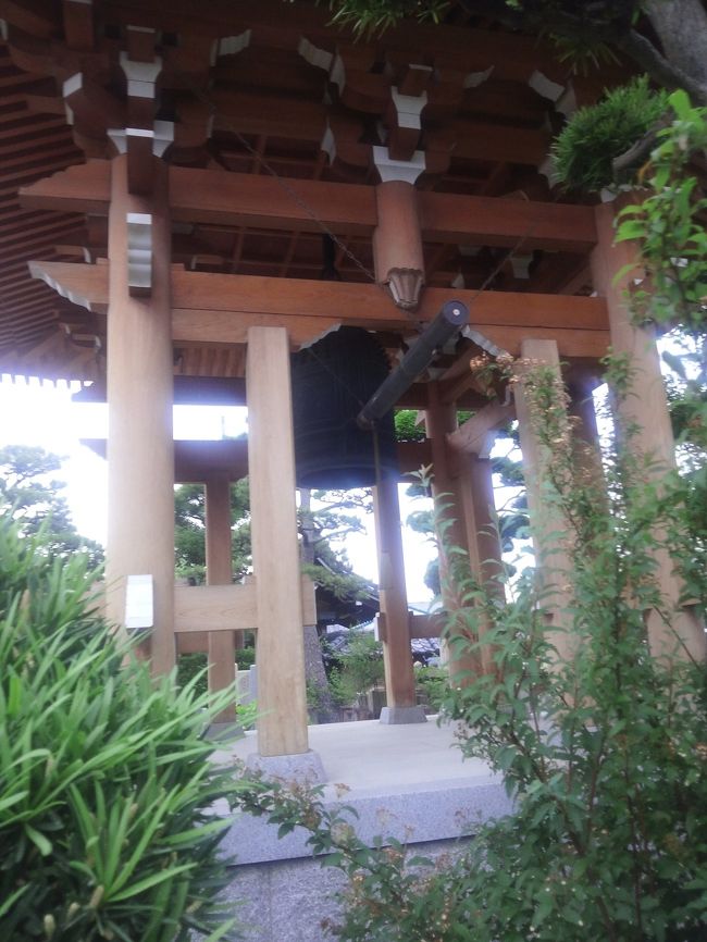 　今回は夕方遅かったので道から鑑賞です。<br /><br />　一回鳴らして見たいものですね・・・・<br /><br />　正立寺の梵鐘は、山門を入って左側（南側）の奥に建っている鐘楼につるされています。<br /><br />　鐘の大きさは、高さ125cm、口径68cmです。鐘に刻まれている銘文によると、1707年（寳永4年）に河州（河内国）茨田郡黒原村(まったぐん くろはらむら)の正立寺の鐘として鑄物師（鋳造職人）の岸本仁右衛門尉藤原寛敬によって鋳造されたことが分かります。<br /><br />　鐘に刻まれている銘文には、陽鋳（浮き彫りに鋳出されたもの）と陰刻（彫り込まれたもの）の両者が見られます。<br /><br />　池の間の各区には、撞座に対向するように左右一対の天人像が浮き彫りされています。<br />　撞座に直行する縦帯には雲台をともなった日文（太陽）と月文が同様に鋳出されていて、草の間の各区には牡丹唐草文が鋳出されています。<br /><br />　