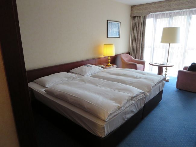 マリティム　ケルンの部屋<br /><br />部屋に入って、電気が点くか、お湯は出るか、と点検していたらほどなくスーツケールをポーターが届けてくれた。<br />何がツアーでいいかと言えば、このスーツケースを運ばなくていいこと。<br /><br />個人旅行ではスーツケースを自分で運ばなくてはならない、乗り物に乗っている間はいいが(でも盗まれないか監視は怠れない)、石畳の道を転がすのはなかなか重労働だ。<br />