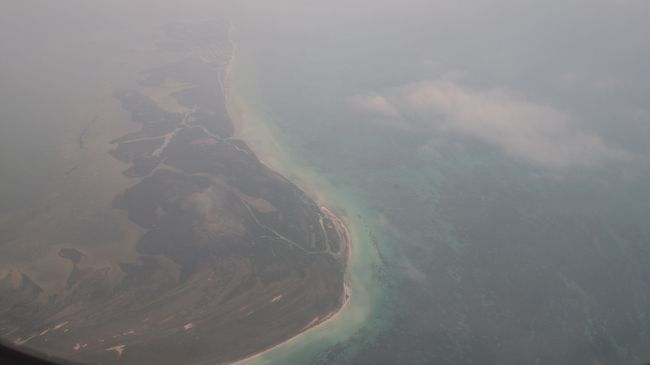 4時間ほどでカンクンに到着。<br />飛行機からも綺麗な海が見えてテンションアップ。
