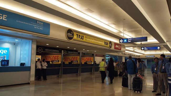 ホテルまでの足はタクシーしかないようなので、<br />空港で申し込み。<br />往復で申し込むと帰りが半額になるらしいので、<br />当然往復で申し込み。<br />ホテルからリコンファームの電話をしてね、と言われました。<br />結局ホテルの日本人コンシェルジュの人に頼んじゃったけど。