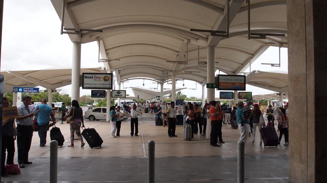 空港の外に出ると、<br />そこはもう南国の空気☆<br />ドバイとも違うビーチリゾートのかおり！<br /><br />空港からホテル街までは20分くらい。<br /><br />今日から3泊する、<br />フィエスタアメリカーナグランドコーラルビーチに<br />送ってもらいました。