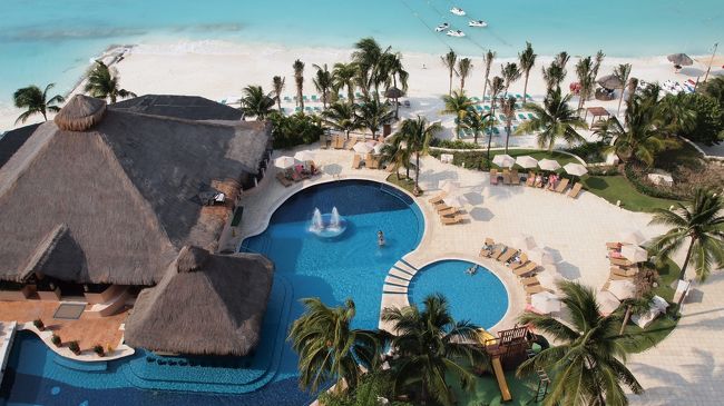 プールも良い感じ。<br />明日は朝からチチェン・イッツァなので、<br />プールは明後日までお預けだな。<br /><br />荷物をほどいて、<br />日本人コンシェルジュの人に<br />ライスラショッピングセンターまでの行き方を聞いて、<br />夕飯を食べに出発。