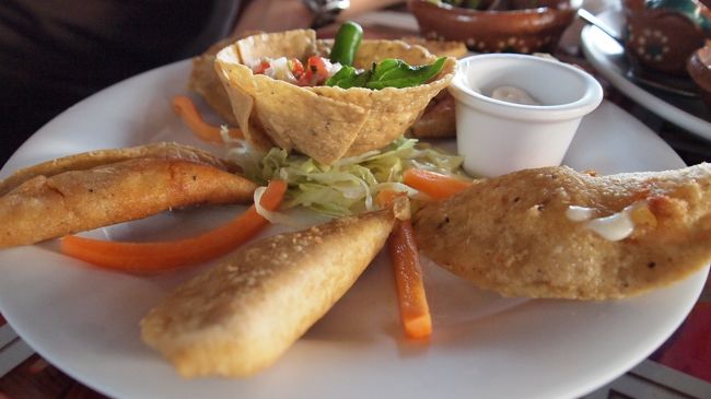 これはチーズ・魚・エビが中に入っているフライ。