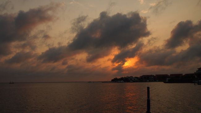 ラグーンサイドに沈む夕日。<br /><br />お腹がいっぱいになったところで、<br />早速おみやげと旦那さんの水着を調達してホテルへ帰ります。