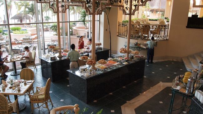 結局朝食はホテルで食べることに。<br />ビュッフェ形式で3000円程度でしたが、<br />お値段を裏切らない美味しさと充実感。