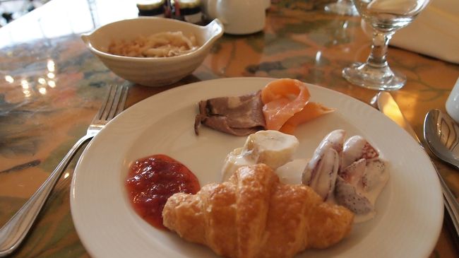 無難なものをチョイスしましたが、<br />和食もありました。<br />朝からカクテルやシャンパンも飲めるみたい。<br />シャンパンを飲みたい気持ちをグッと堪えて、<br />ツアーの集合場所へ向かいます。<br />（といってもホテルの前）