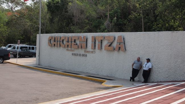 バスで2時間ほど走ってチチェン・イッツァに到着！