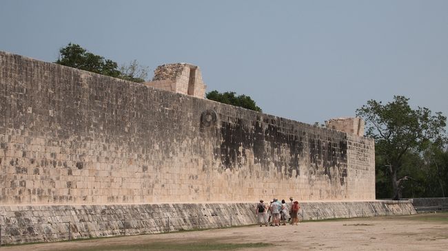 この穴の中にボールを入れられると得点になるそうです。<br />勝利したチームのキャプテンが生贄になったそう。<br />（勝利・敗北と諸説ありますが、生贄になるのは名誉なことなので、勝利したチームのキャプテン、というのが今では有力な説だそうです）