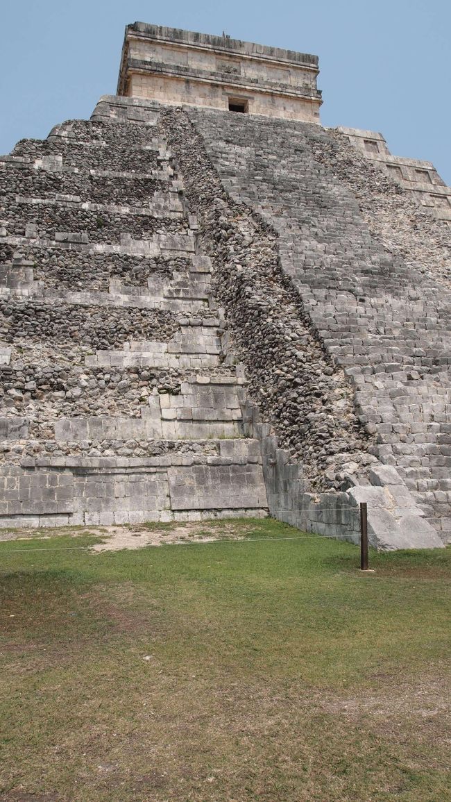 ピラミッドの裏側。<br />普段写真やガイドブックで見る側は実は修復されているそうで、<br />オリジナルはこちら。<br />結構荒廃しているのね。