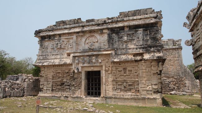 その後は旧チチェン・イッツァを見て、<br />バスに戻りました。<br /><br />それにしても暑くて日差しが強くてもう倒れそう…。