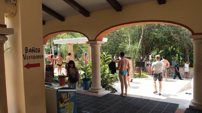 続いてはイキル・セノーテ。<br />グランセノーテに行く時間は無かったので、<br />チチェン・イッツァとセノーテを両方楽しめる<br />このツアーにしたのです。<br />グランもイキルも変わんないっしょ！（きっとそんなことはない）<br /><br />予め服の下に水着を着てきたので、<br />更衣室で救命胴衣を借りて準備完了！